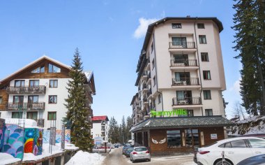 Pamporovo, Bulgaristan - 23 Şubat 2025: Bulgaristan 'ın Rodopes dağlarındaki Pamporovo tatil beldesinde Nevada Otelleri ve Sunny türbanları.
