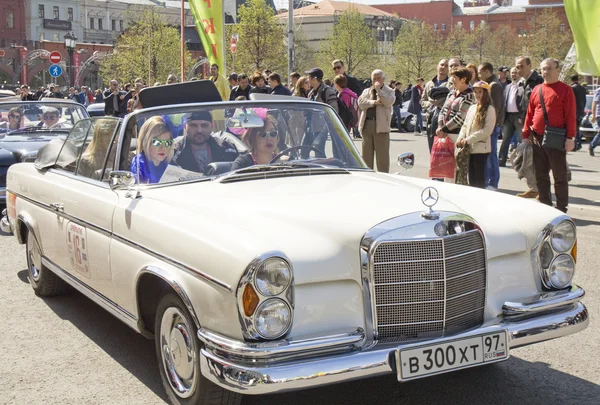 Coche retro Mercedes — Foto de Stock