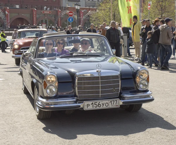 Coche retro Mercedes — Foto de Stock