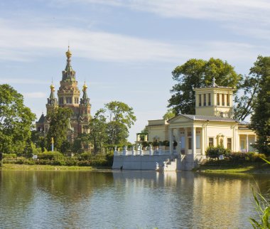 Peterhof, St. Peter ve St. Paul Katedrali ve prin Sarayı