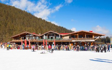 Bansko, Bulgaristan - 22 Şubat 2024: Bulgaristan 'ın kayak beldesi Bansko' daki dağlarda kayak yapan insanlar.