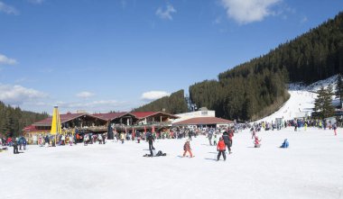 Bansko, Bulgaristan - 22 Şubat 2024: Bulgaristan 'ın kayak merkezi Bansko' daki dağlarda kayak yapan insanlar.