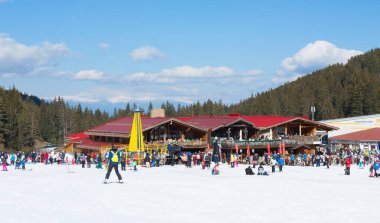 Bansko, Bulgaristan - 22 Şubat 2024: Bulgaristan 'ın kayak merkezi Bansko' daki dağlarda kayak yapan insanlar.
