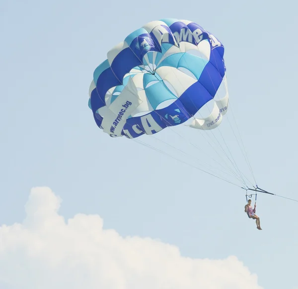 Parachutist ในท้องฟ้า — ภาพถ่ายสต็อก