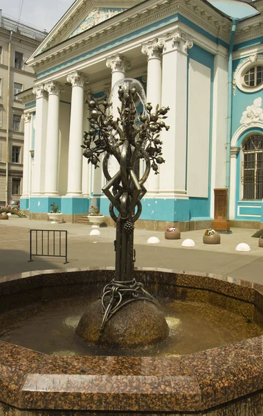 St. Petersburg, fontän nära armeniska kyrkan av St Ekaterina — Stockfoto