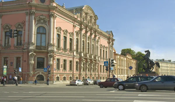 St. petersburg, Palast und Skulpturen der Anitschkow-Brücke — Stockfoto