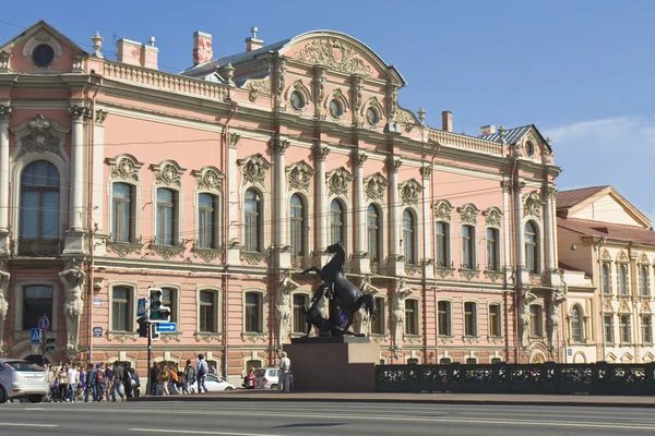 São Petersburgo, palácio de Beloselskih-Belozerskih e esculturas — Fotografia de Stock