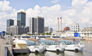 Moskova, Uluslararası Ticaret Merkezi ve gemiyle gezmek sandal