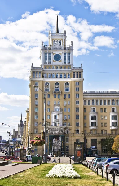 Moskau, Wolkenkratzer am Triumphalnaja-Platz — Stockfoto