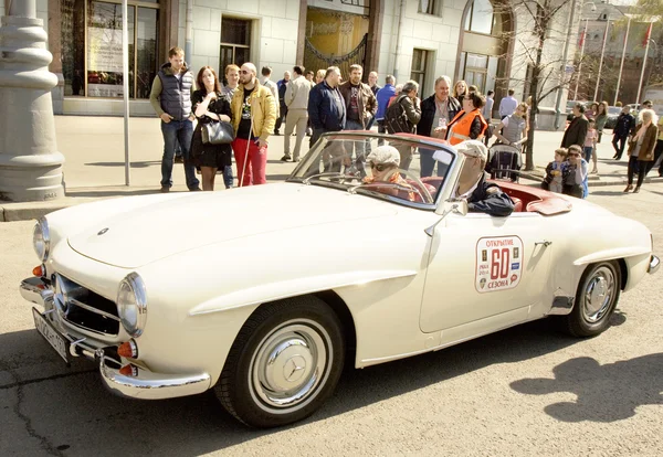 Coche retro Mercedes — Foto de Stock