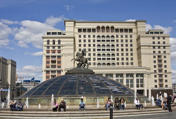 モスクワ、聖ジョージ記念碑とホテル「モスクワ」 — ストック写真