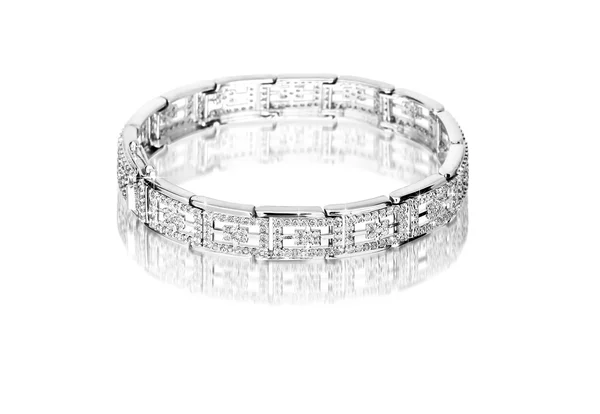 Zilveren armband met diamanten op een witte achtergrond. 3D illustratie — Stockfoto