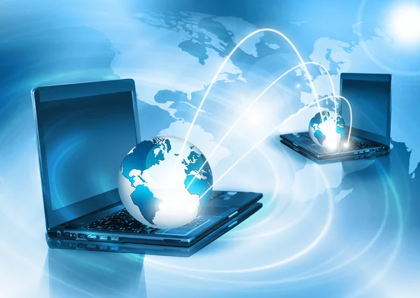 Лучший интернет-проект глобального бизнеса. Глобус, ноутбук на технологическом фоне. Электроника, Wi-Fi, лучи, символы Интернет, телевизионные коммуникации — стоковое фото