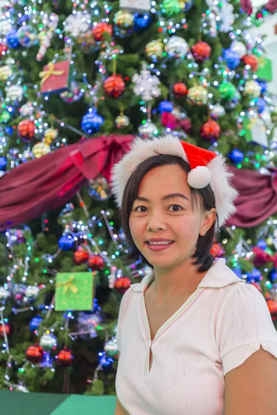 Mujer cerca de árbol de Navidad — Foto de Stock