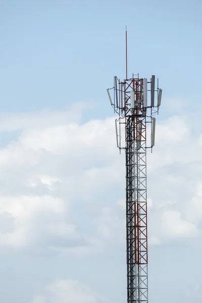 Torre de comunicaciones y paneles solares —  Fotos de Stock