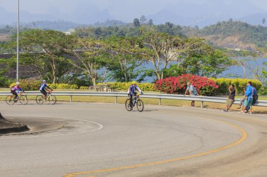 Bisikletçiler Khao Sok maraton rekabet