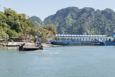 Araç ve yolcu arasında Krabi ve Lanta Island Feribotu