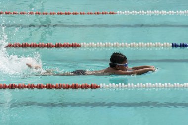 Genç çocuk yüzme yarışı