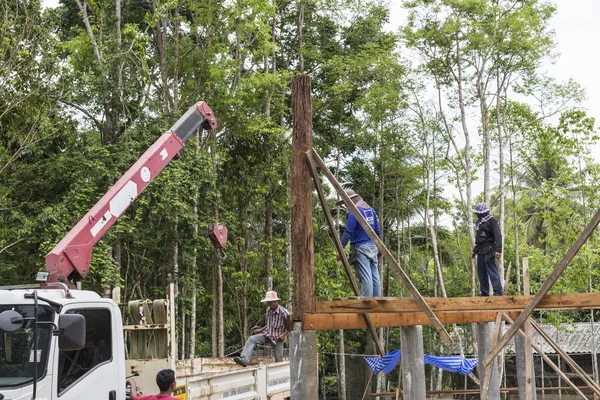 Place wood pillar by crane — Stock Photo, Image