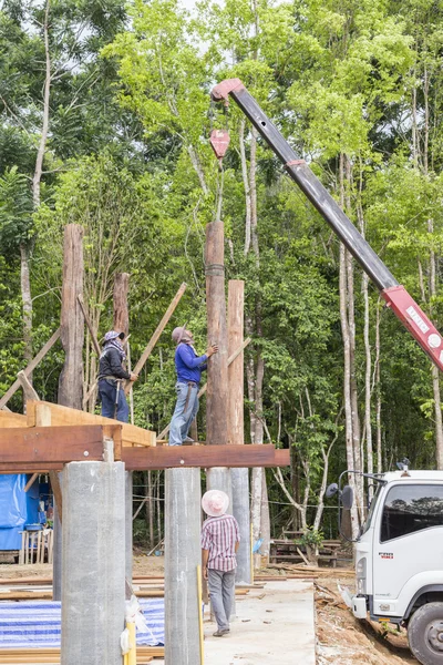 Place wood pillar by crane — Stock Photo, Image