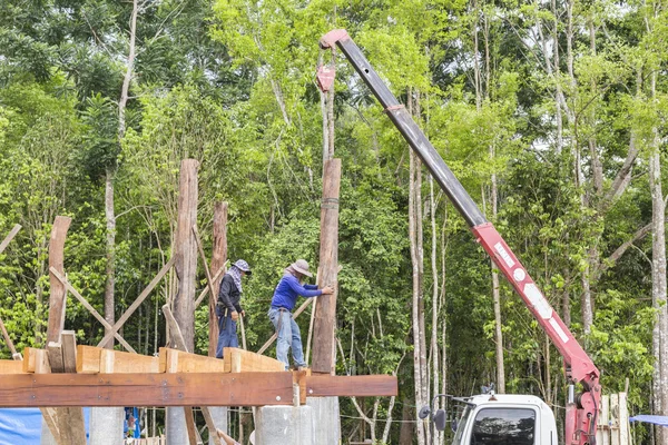 Holzsäule mit Kran platzieren — Stockfoto