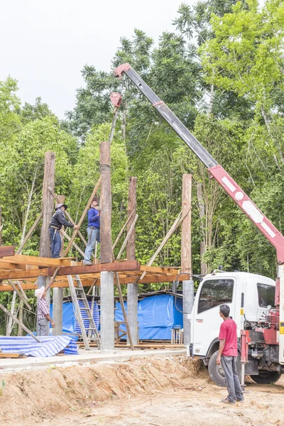 Holzsäule mit Kran platzieren — Stockfoto