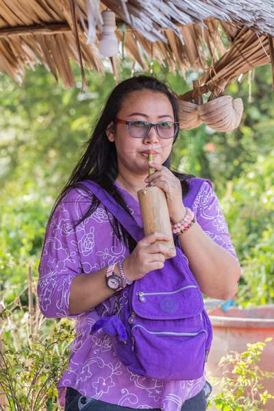 Žena držet bambusové trubice pro pitnou vodu — Stock fotografie