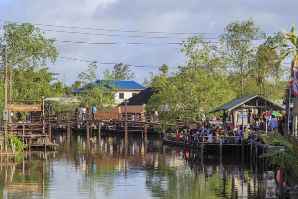 Touristen kaufen Lebensmittel auf dem Klongdan River Market — Stockfoto