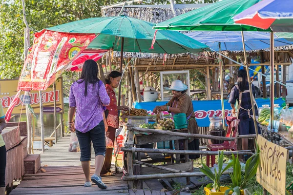 Thailändische Frauen kaufen Lebensmittel — Stockfoto