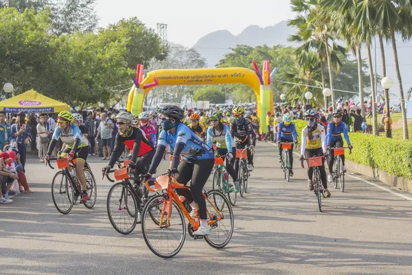 El comienzo de una carrera ciclista — Foto de Stock