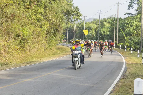 Ciclistas compiten en la carrera de bicicletas Guiline - Khao Sok — Foto de Stock