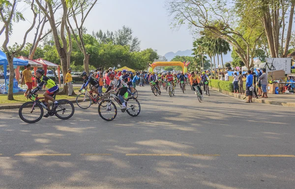 Le départ d'une course cycliste — Photo