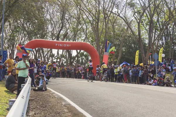 Ciclistas compiten en la maratón de Khao Sok — Foto de Stock