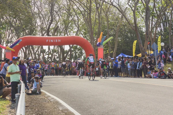 Велогонщики соревнуются в марафоне Кхао Сок — стоковое фото