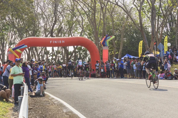 I ciclisti gareggiano nella maratona di Khao Sok — Foto Stock