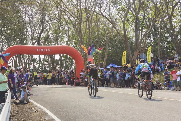 Les cyclistes participent au marathon de Khao Sok — Photo