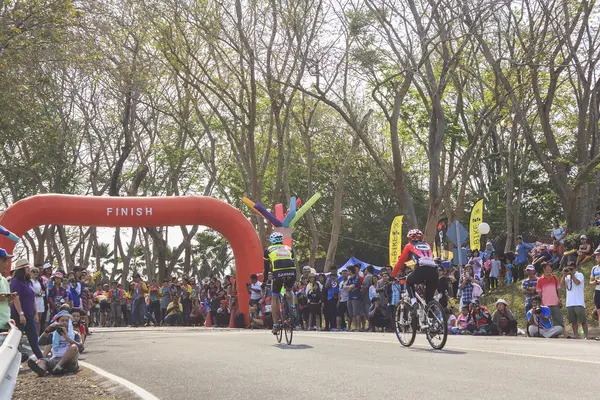 Les cyclistes participent au marathon de Khao Sok — Photo