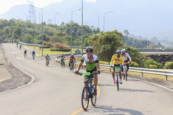 Ciclistas compiten en la maratón de Khao Sok — Foto de Stock