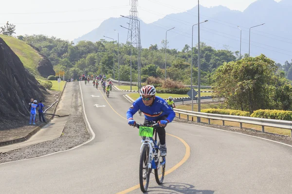 Les cyclistes participent au marathon de Khao Sok — Photo