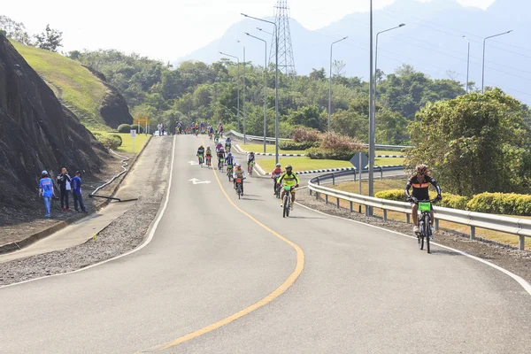 Ciclistas compiten en la maratón de Khao Sok — Foto de Stock