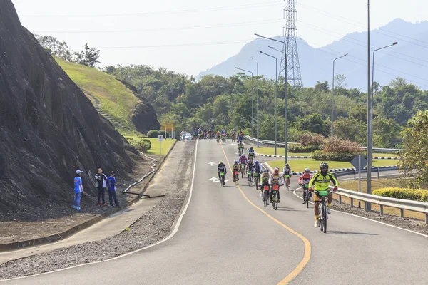Велогонщики соревнуются в марафоне Кхао Сок — стоковое фото