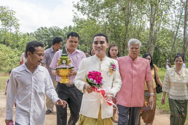 Asiático tailandés hombre la celebración de flores de regalos desde el novio a la br — Foto de Stock