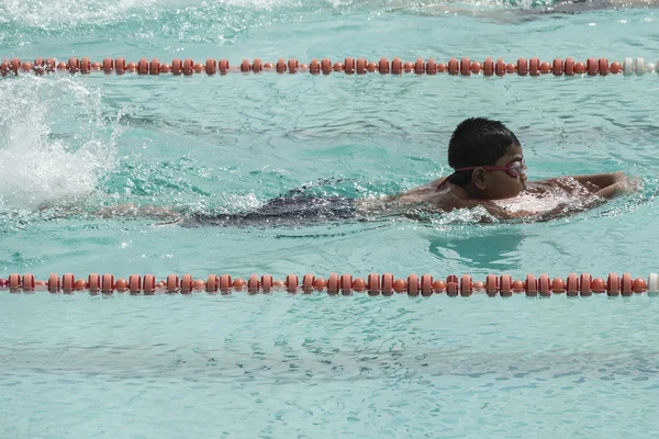 Ung pojke simning race — Stockfoto