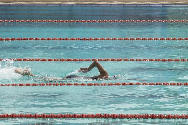 Young girl swimming freestyle race — Stock Photo, Image