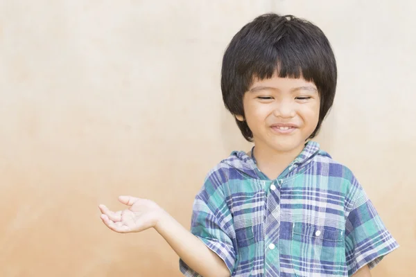 Kleiner Junge öffnet Handfläche Geste — Stockfoto