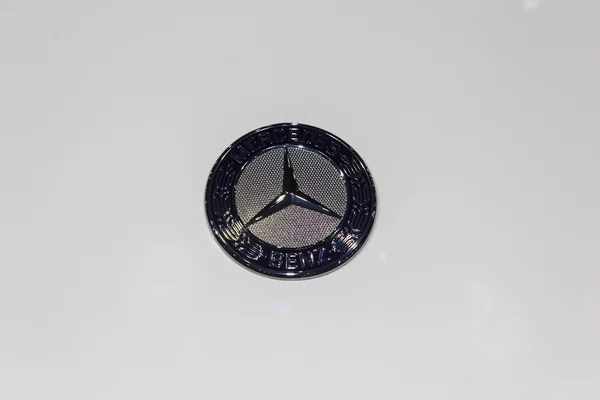 Logos des Mercedes-Benz-Autos — Stockfoto