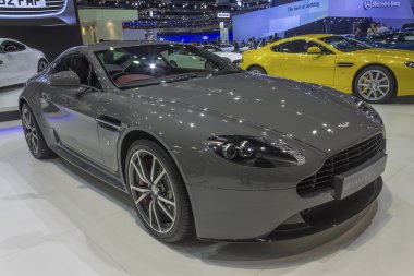 Aston martin v8 vantage s coupe araba