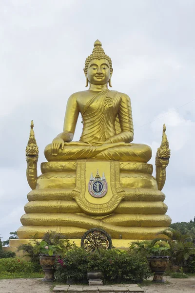 Гигантский золотой Будда — стоковое фото