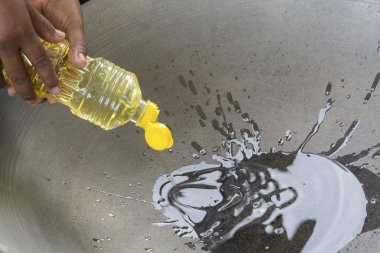 Kızartma tavasına sebze yağı dök.