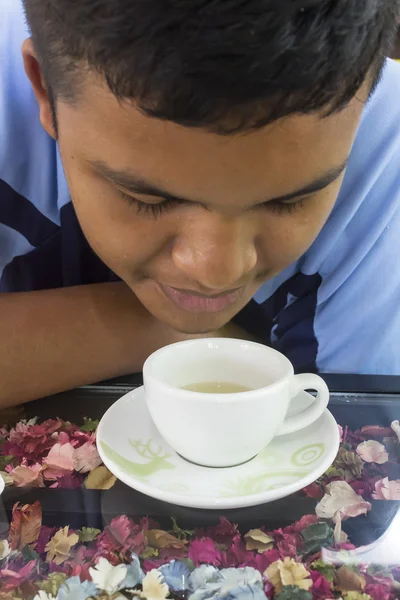 Chlapec nápoj horký zelený čaj — Stock fotografie